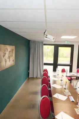 Espace de conférence ou salle de réunion dans l'établissement Kyriad Lyon Sud - Saint Genis Laval