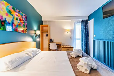 Un ou plusieurs lits dans un hébergement de l'établissement The Originals City, Hôtel Éclipse, Lyon Est
