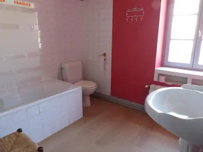Salle de bains dans l'établissement Les Volets Bleus