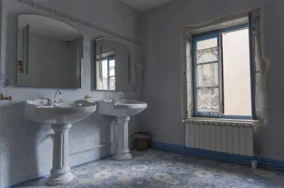 Salle de bains dans l'établissement Les Volets Bleus