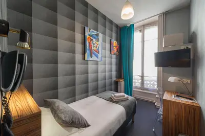 Télévision ou salle de divertissement dans l'établissement Hotel de Paris