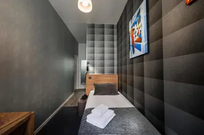 Un ou plusieurs lits dans un hébergement de l'établissement Hotel de Paris