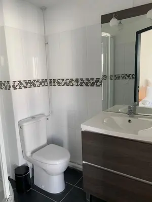 Salle de bains dans l'établissement Hôtel Le Costellan