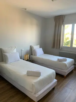Un ou plusieurs lits dans un hébergement de l'établissement Hôtel Le Costellan