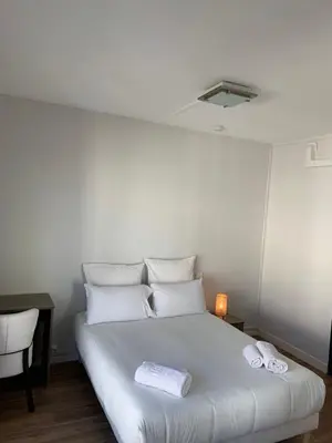 Un ou plusieurs lits dans un hébergement de l'établissement Hôtel Le Costellan