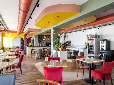 Restaurant ou autre lieu de restauration dans l'établissement greet Hotel Massieux Lyon Nord