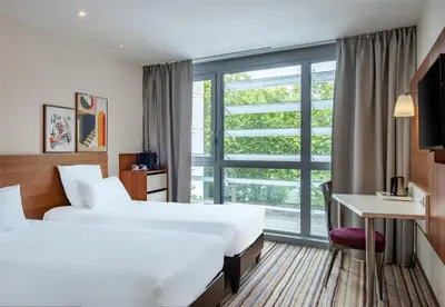 Un ou plusieurs lits dans un hébergement de l'établissement Spark by Hilton Lyon Ouest