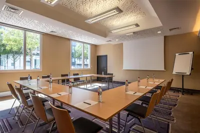 Espace de conférence ou salle de réunion dans l'établissement Spark by Hilton Lyon Ouest