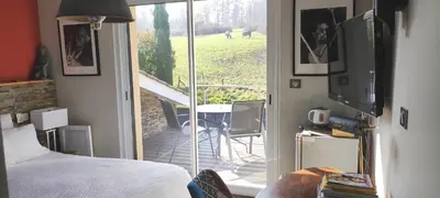Télévision ou salle de divertissement dans l'établissement Les Bruyères