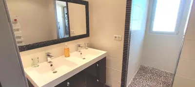 Salle de bains dans l'établissement Les Bruyères