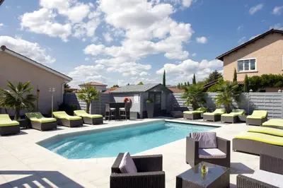 Piscine de l'établissement Contact Hôtels Les Pierres Dorées ou située à proximité
