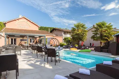 Piscine de l'établissement Contact Hôtels Les Pierres Dorées ou située à proximité