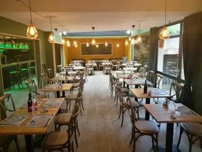 Restaurant ou autre lieu de restauration dans l'établissement HOTEL RESTAURANT CIRIUS