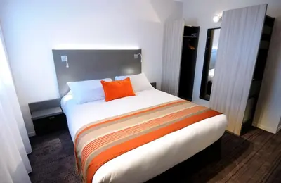 Un ou plusieurs lits dans un hébergement de l'établissement Best Western Plus Hôtel & Spa de Chassieu