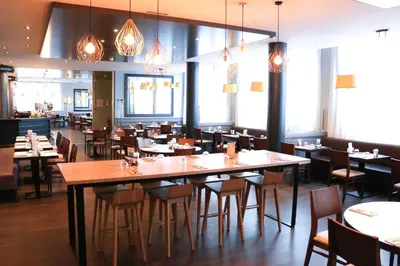 Restaurant ou autre lieu de restauration dans l'établissement Best Western Plus Hôtel & Spa de Chassieu