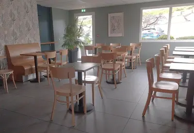 Restaurant ou autre lieu de restauration dans l'établissement B&B HOTEL Saint-Etienne Monthieu