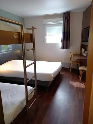 Un ou plusieurs lits dans un hébergement de l'établissement B&B HOTEL Saint-Etienne Monthieu