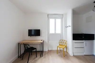 Télévision ou salle de divertissement dans l'établissement Le Jardin d Ambroise