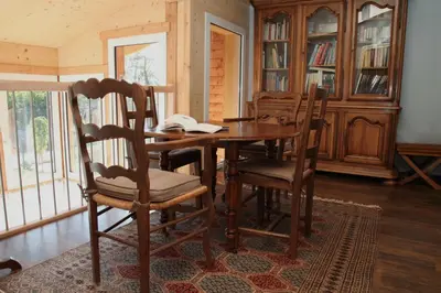 Bibliothèque dans la maison d'hôtes