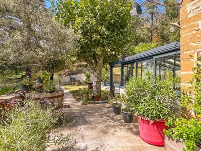 Jardin de l'établissement gite au chat bûcheron