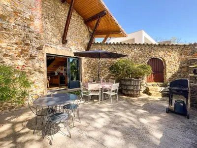 Terrasse ou espace extérieur de l'établissement gite au chat bûcheron