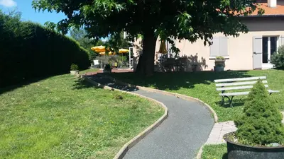 Jardin de l'établissement Logis Hotel Des Grands Vins