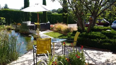 Jardin de l'établissement Logis Hotel Des Grands Vins