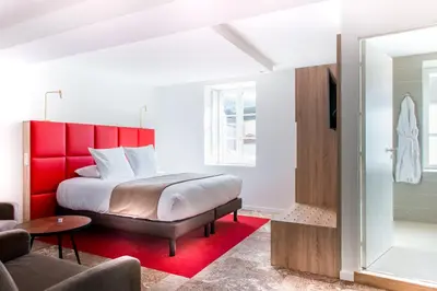 Un ou plusieurs lits dans un hébergement de l'établissement Logis Hôtel Le Tilia
