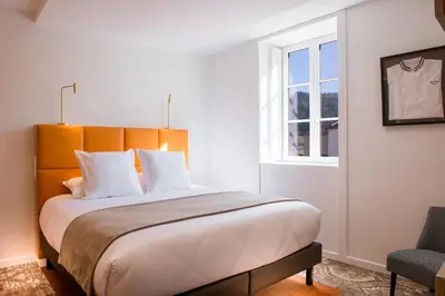 Un ou plusieurs lits dans un hébergement de l'établissement Logis Hôtel Le Tilia