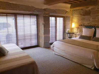 Un ou plusieurs lits dans un hébergement de l'établissement Nos chambres en ville B&B