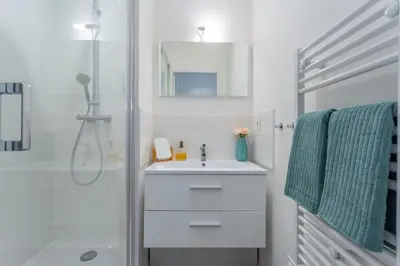 Salle de bains dans l'établissement Les Cocons Emeraude et Fleuri