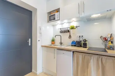 Cuisine ou kitchenette dans l'établissement Les Cocons Emeraude et Fleuri
