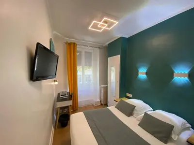 Télévision ou salle de divertissement dans l'établissement Lyo Hôtel - Centre Lyon Perrache