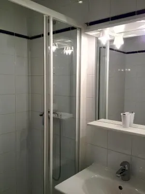 Salle de bains dans l'établissement Lyo Hôtel - Centre Lyon Perrache
