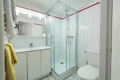 Salle de bains dans l'établissement Lyo Hôtel - Centre Lyon Perrache