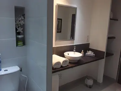 Salle de bains dans l'établissement Villas en chanay