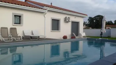 Piscine de l'établissement Le Clos du Pontet ou située à proximité