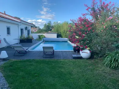 Piscine de l'établissement Le Clos du Pontet ou située à proximité