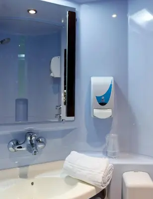 Salle de bains dans l'établissement A&H PRIVILÈGE Lyon Est - Saint Priest Eurexpo