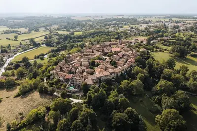 Vue panoramique sur l'établissement Hostellerie du Vieux Pérouges
