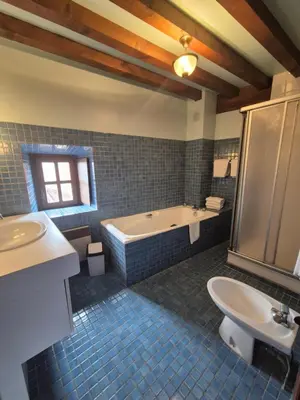 Salle de bains dans l'établissement Hostellerie du Vieux Pérouges