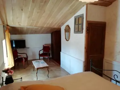 Télévision ou salle de divertissement dans l'établissement La Tour Mandot