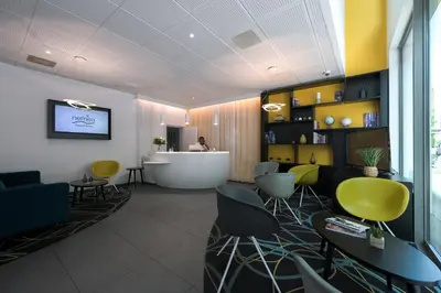 Coin salon dans l'établissement Nemea Appart Hotel So Cloud Lyon Gare Part-Dieu