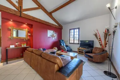 Télévision ou salle de divertissement dans l'établissement Gîte Le Planier