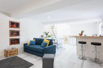 Coin salon dans l'établissement Grand duplex au calme en centre-ville