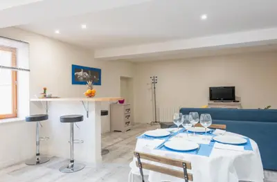 Télévision ou salle de divertissement dans l'établissement Grand duplex au calme en centre-ville