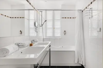 Salle de bains dans l'établissement Le Phénix Hôtel