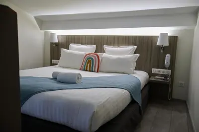 Un ou plusieurs lits dans un hébergement de l'établissement Le Phénix Hôtel