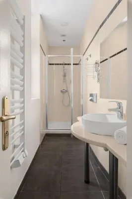 Salle de bains dans l'établissement Le Phénix Hôtel
