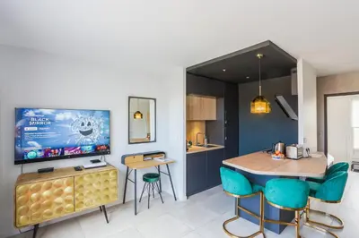 Télévision ou salle de divertissement dans l'établissement Lyon Premium - 7e Ciel Rooftop Panoramique